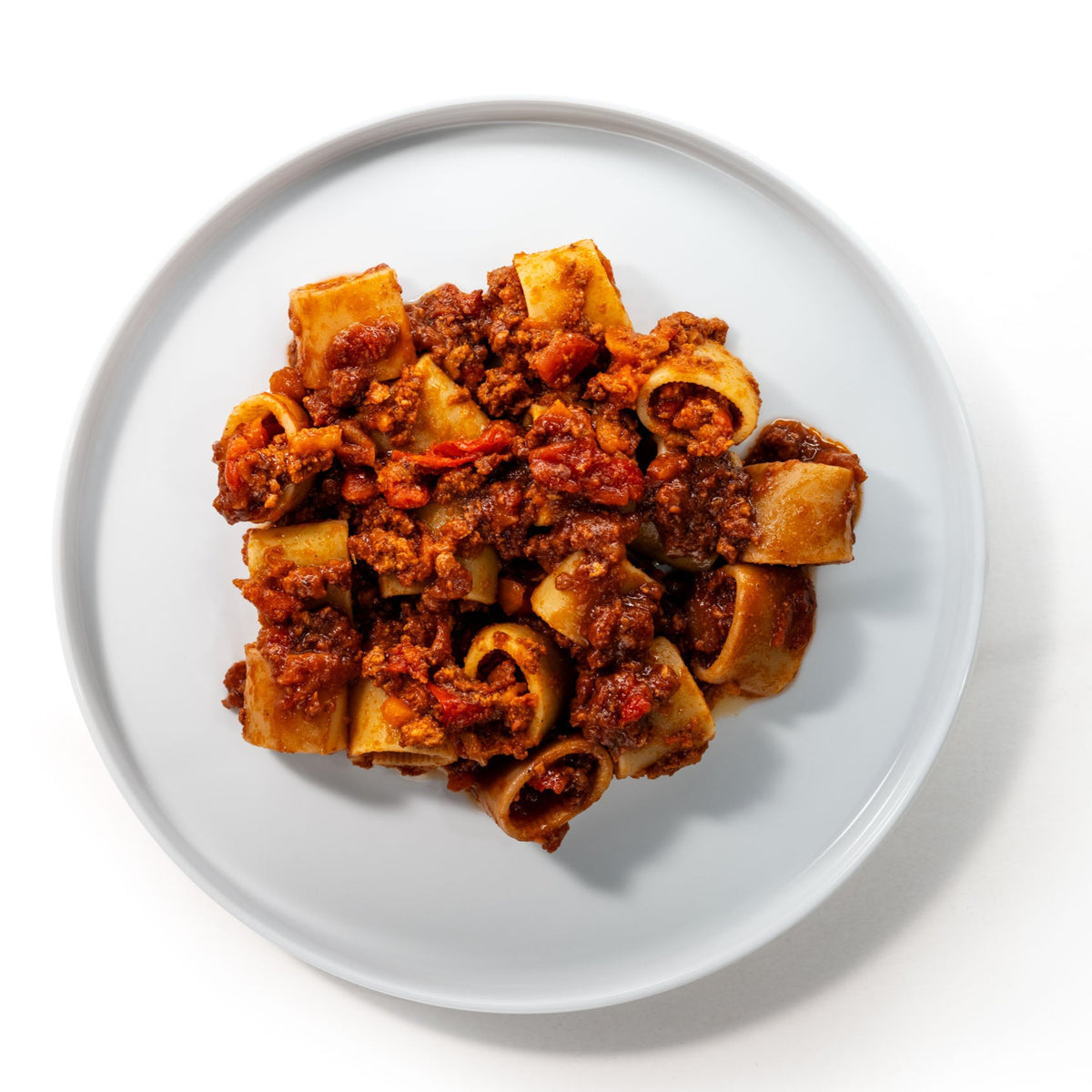 Assiette de pâtes courtes en tube avec de la Bolognese Salsiccia, vue du dessus