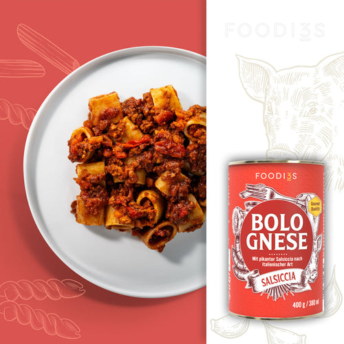 Bolognese Salsiccia : assiette de pâtes courtes en tube avec de la Bolognese, la boîte rouge à côté