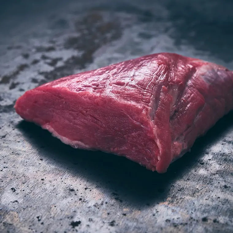 Stück rohes Rindfleisch auf dunklem Untergrund